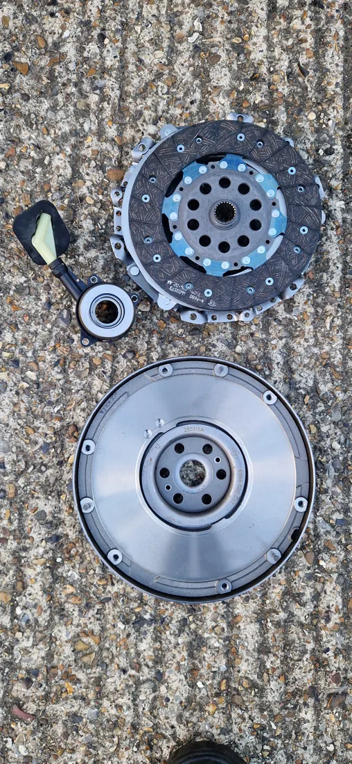 Clutch kit, flywheel and concentric slave cylinder laid out