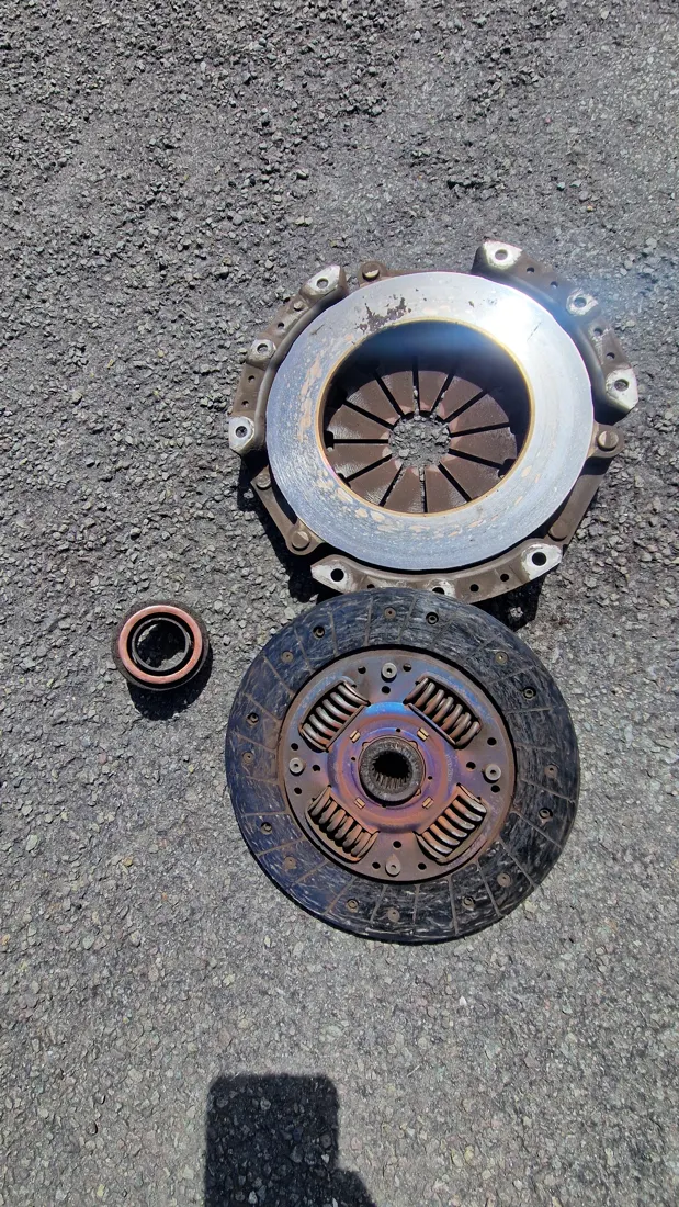 Worn out clutch friction plate and pressure plate